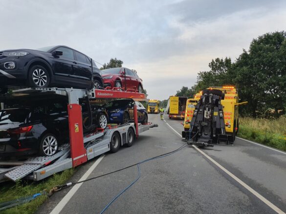 Autotransporter fährt in Graben, aufwändige Bergung mit Vollsperrung der B51 bei Bohmte Bergefahrzeug zieht LKW mit Winde aus dem Graben