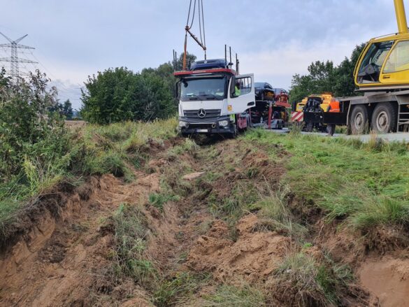 Autotransporter fährt in Graben, aufwändige Bergung mit Vollsperrung der B51 bei Bohmte Kran rangiert LKW aus dem Graben