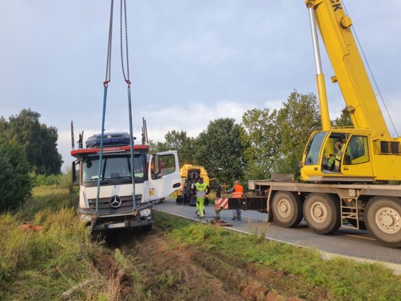 Autotransporter fährt in Graben, aufwändige Bergung mit Vollsperrung der B51 bei Bohmte Kran hebt Zugfahrzeug an, um es auf die Straße zu bringen