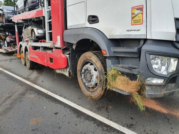 Autotransporter fährt in Graben, aufwändige Bergung mit Vollsperrung der B51 bei Bohmte Verhältnismäßig wenige Schäden am Gespann