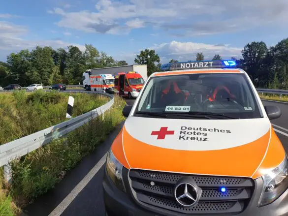 Notarztfahrzeug und Einsatzfahrzeuge der Feuerwehr