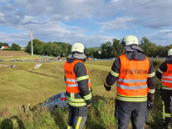 Feuerwehrleute mit Warnwesen an Einsatzstelle
