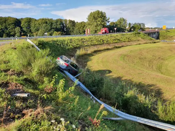 Auto stürzt an Ausfahrt der Bundesstraße B51/B68 bei Belm ab