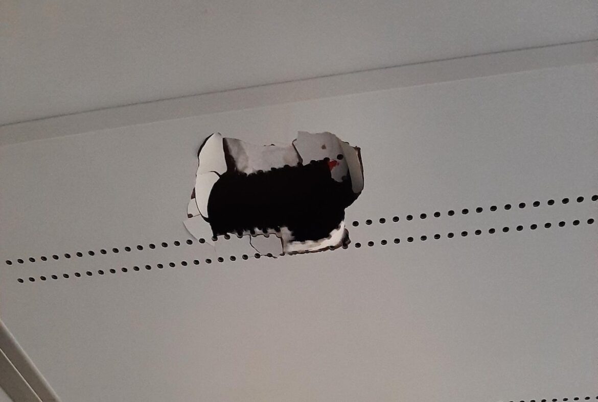 Loch in der Deckenverkleidung / Foto: Bundespolizei