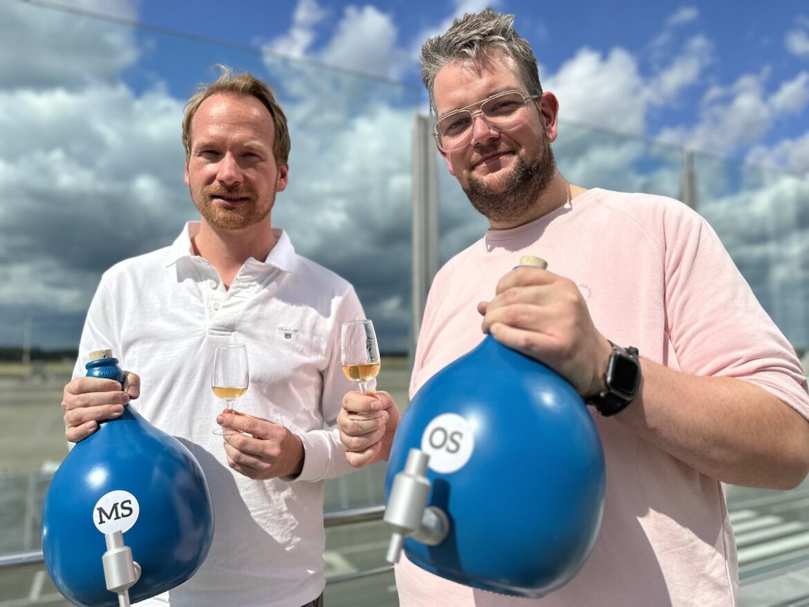 Ansgar Buschmann und Tobias Neumann mit dem Ausgangsprodukt für den 375 Cuvée Korn aus Münster und Osnabrück