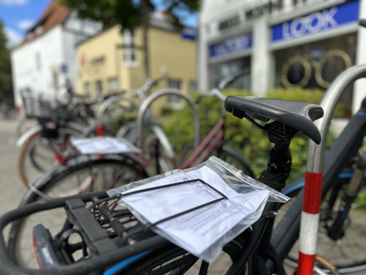 Post von der Polizei auf dem Gepäckträger
