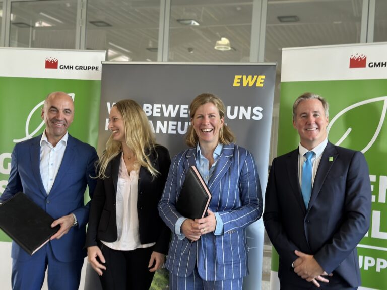 Stefan Dohler (EWE), Landrätin Anna Kebschull, Anne-Marie Grossmann (GMH-Gruppe) und Dr. Alexander Becker (GMH-Gruppe) / Foto: Pohlmann