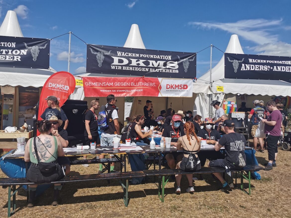 Der DKMS Registrierungsstand im Camp der Wacken Foundation