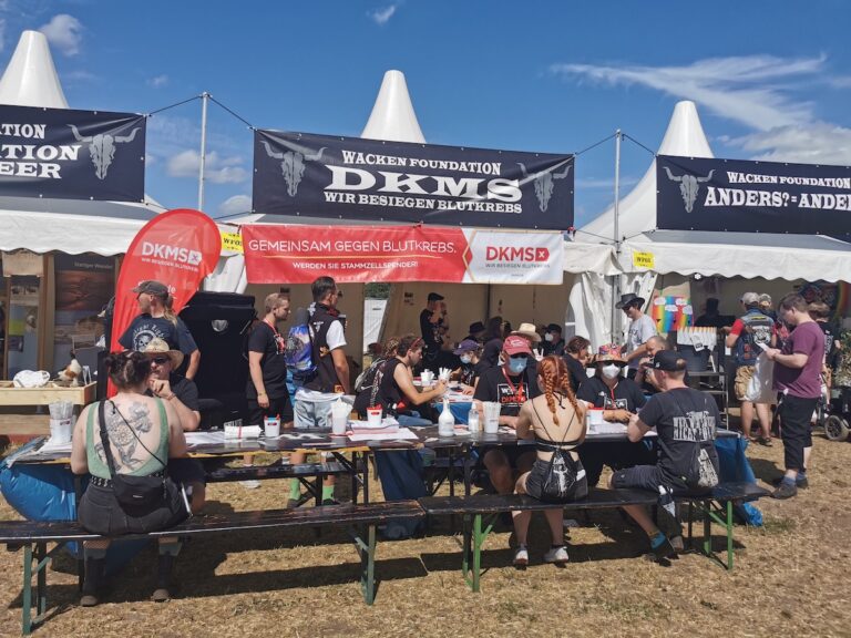 Der DKMS Registrierungsstand im Camp der Wacken Foundation