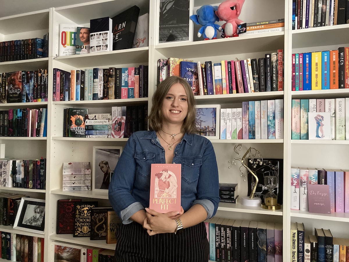 Kara Atkin liest selbst viel und gerne - dementsprechend groß ist auch das Bücherregal in ihrer Stadtwohnung. / Foto: Schulte