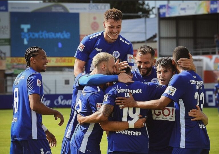 Kaum dabei und schon mittendrin: Marc Heider (3. v. r.). / Foto: Sportfreunde Lotte, Instagram