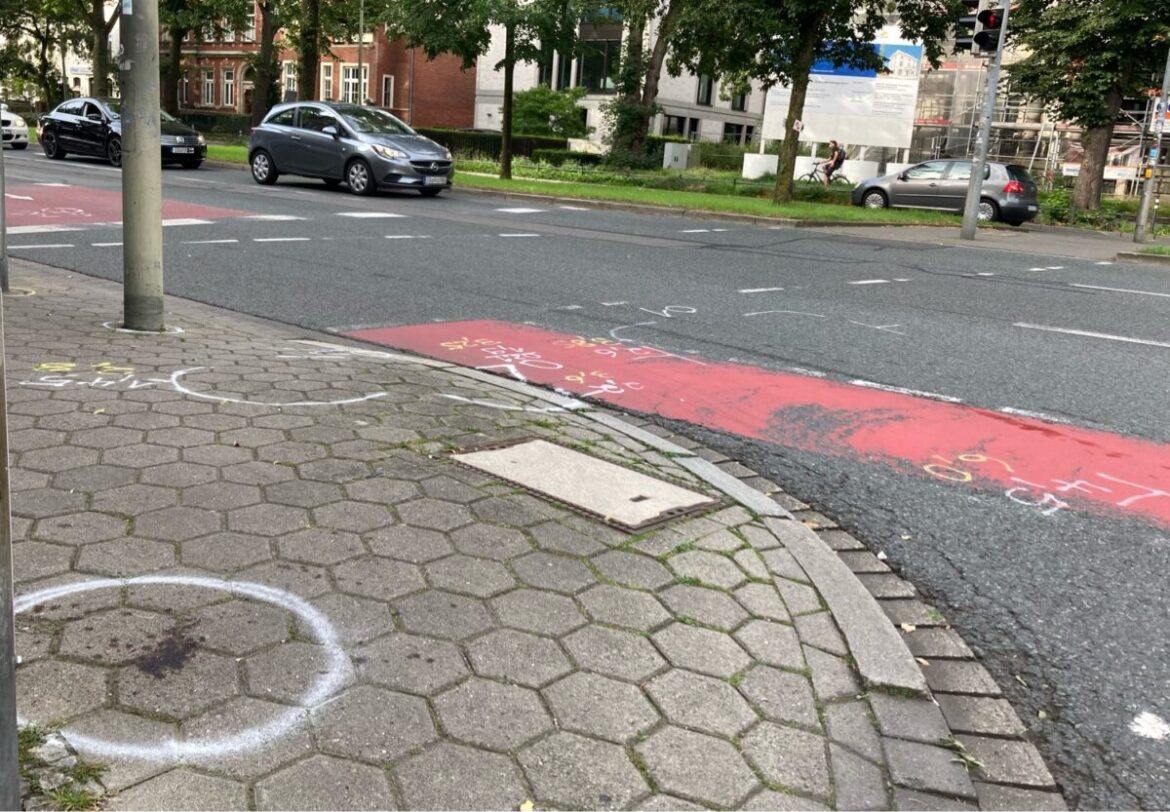 Markierungen der Polizei kennzeichnen die Unfallstelle am Wall. / Foto: Guss