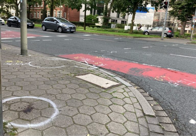 Markierungen der Polizei kennzeichnen die Unfallstelle am Wall. / Foto: Guss