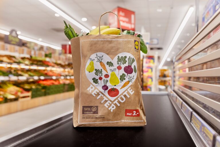 Lidl unterstützt die Tafeln in Deutschland mit jeder verkauften Rettertüte. / Foto: Lidl