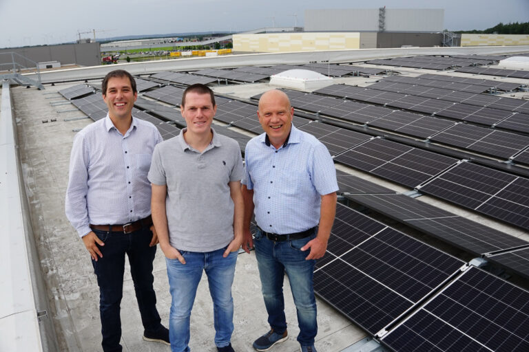 Die E- Gruppe hat im Niedersachsenpark eine groß angelegte Stromgewinnung aus regenerativen Quellen an den Start gebracht. Darüber freuen sich (von links) Matthias Meyer (Niedersachsenpark), Dr. Steven Engler (E-Gruppe) und Uwe Schumacher (Niedersachsenpark). / Foto: Daniel Meier