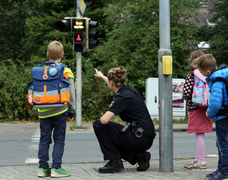 Nach der Einschulung am Samstag sind auch die Kleinsten unter den Schülerinnen und Schülern auf den Straßen unterwegs. Für die Verkehrsteilnehmenden heißt dies, aufmerksam und defensiv zu fahren - besonders an Schulen. / Foto: Polizei Osnabrück