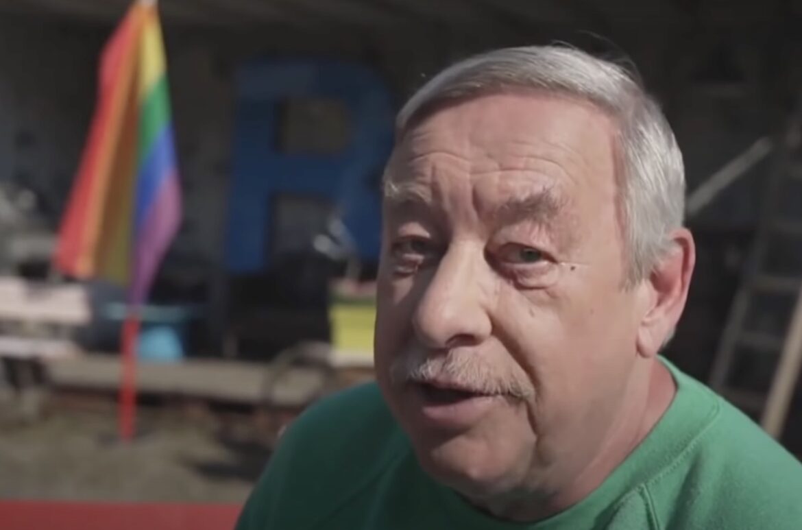Christoph Biemann vor Regenbogenfahne