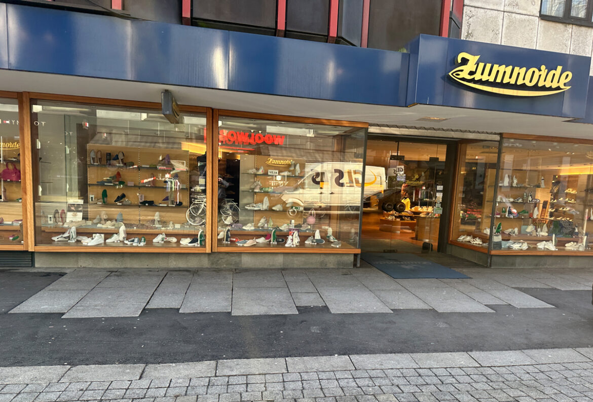 Asphalt statt China-Granit. So hat die von den Stadtwerken beauftragte Baufirma die Große Straße hier hinterlassen