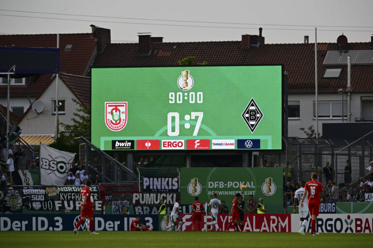 Anzeigetafel mit Endergebnis / IMAGO / kolbert-press