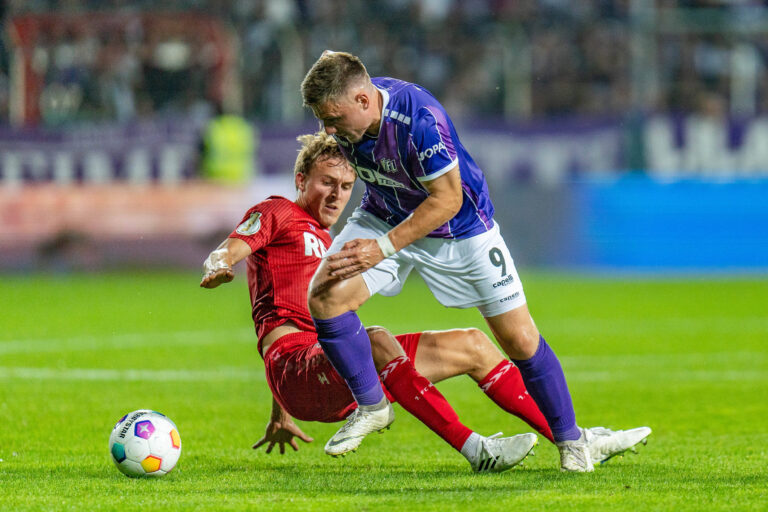 Der VfL (hier Erik Engelhardt) lieferte dem 1. FC Köln einen harten Fight. / IMAGO / Eibner