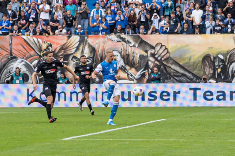 Kai Pröger trifft mit dem Nachschuss des Elfmeters zum 2:1. / IMAGO / Fotostand