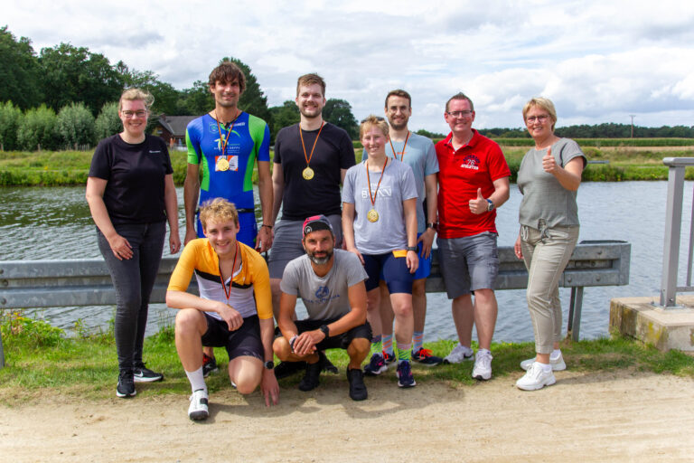Martina Unland und Alexander Kühl (Kolpingsfamilie Hollage) sowie Doris Wächter (terre des hommes) mit den Bestplatzierten des Kanal-Cups 2023. / Foto: Kolpingsfamilie Hollage