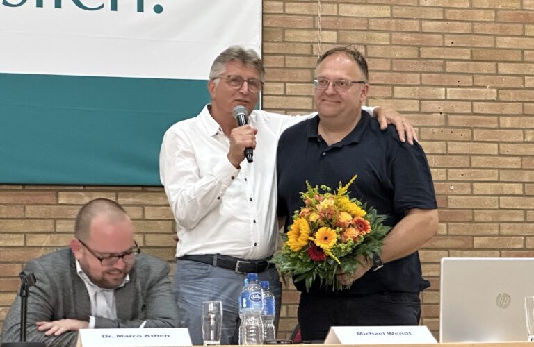 Fritz Brickwedde (links) verabschiedet Michael Wendt / Foto: Pohlmann