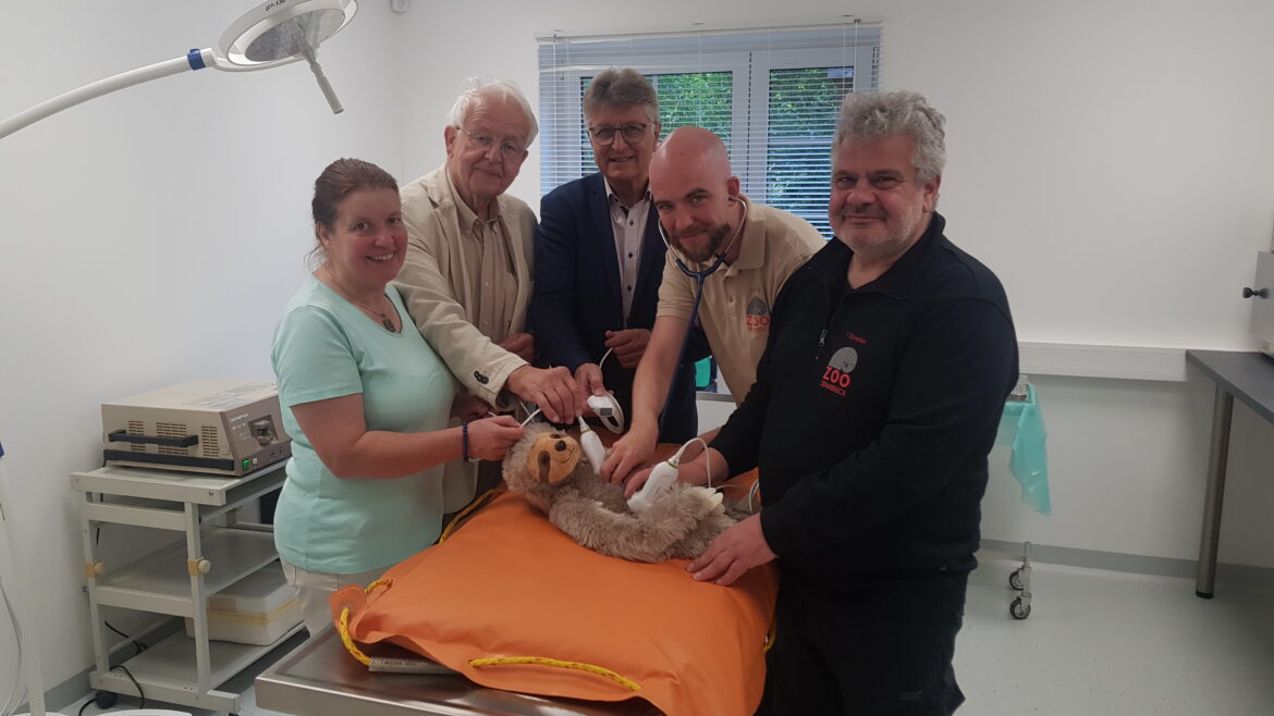 Diana Coppenrath (Vorsitzende des Fördervereins Osnabrücker Zoo), Dr. Wolf Everts (Vorsitzender der Heinemann Stiftung), Fritz Brickwedde (Zoopräsident) sowie die Veterinäre Dr. Jannis Göttling und Thomas Scheibe sind in der neuen Veterinärstation für alle Untersuchungen vorbereitet. / Foto: Rykov