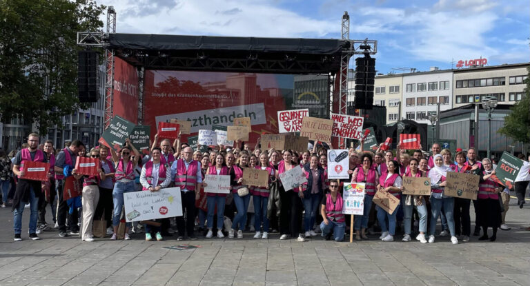 Rund 150 Mitarbeitende der Niels-Stensen-Kliniken aus der Region Osnabrück und aus dem Emsland haben an einer gemeinsamen Protestkundgebung mit insgesamt 2500 Menschen in Hannover teilgenommen. Foto: NSK/Ute Laumann