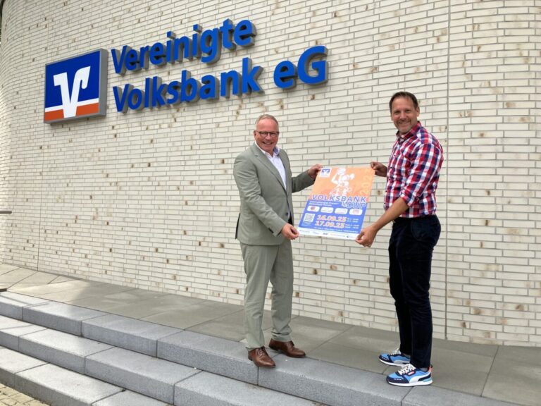 Auf das hochklassige Frauenbasketball-Turnier am 16. und 17. September in Osnabrück – VOLKSBANK-CUP freuen sich Heiko Engelhard, Vorstand Vereinigte Volksbank eG Bramgau Osnabrück Wittlage (links) und Sascha Bartsch, Geschäftsführer des Osnabrücker Sportclub e.V. / Foto: OSC