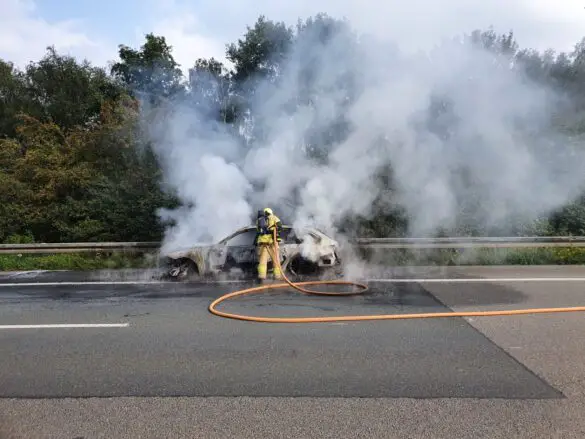 PKW brennt auf Autobahn A1 bei Osnabrück aus