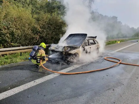 PKW brennt auf Autobahn A1 bei Osnabrück aus