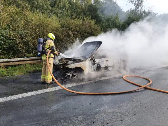 PKW brennt auf Autobahn A1 bei Osnabrück aus
