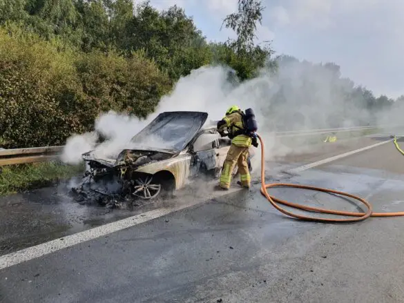 PKW brennt auf Autobahn A1 bei Osnabrück aus