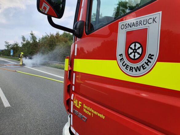 PKW brennt auf Autobahn A1 bei Osnabrück aus