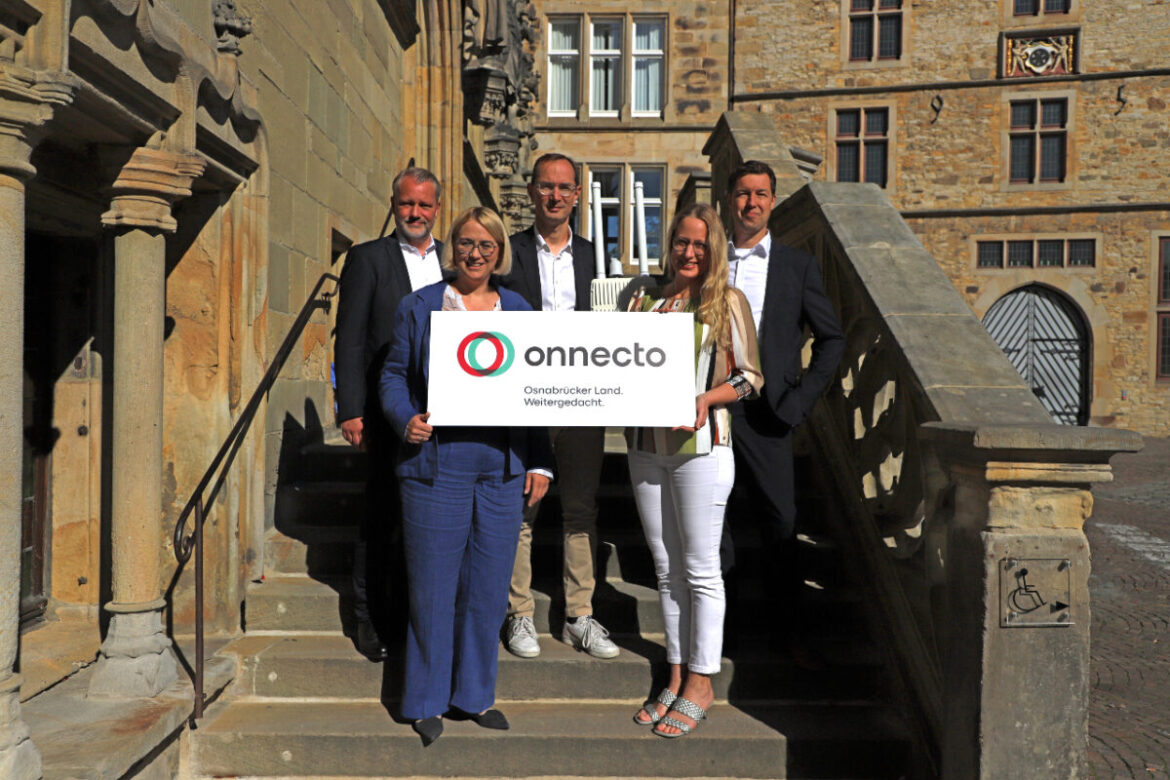 Perfekte Verbindung: Peter Schone (onnecto), Oberbürgermeisterin Katharina Pötter, SWO-Vorstandsvorsitzender Daniel Waschow, Landrätin Anna Kebschull und Ingo Lemme (onnecto) (v.l.n.r.) präsentieren das neue onnecto-Logo. / Foto: Simon Vonstein (Stadt Osnabrück)