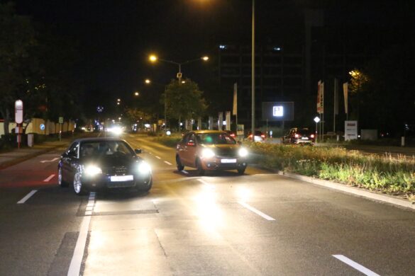 Zwei PKW, welche in die Absperrung fuhren