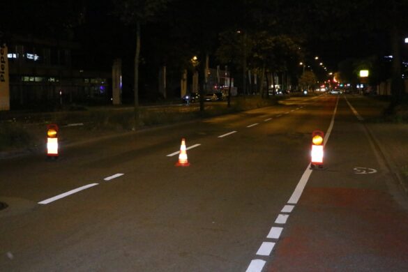 Dritte Reihe mit Warnbaken und Verkehrsleitkegel nach Einmündung von Seitenstraßen