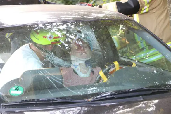 Unfallübung von Feuerwehr, Rettungsdienst und Polizei mit realistischer Darstellung in Wallenhorst-Rulle