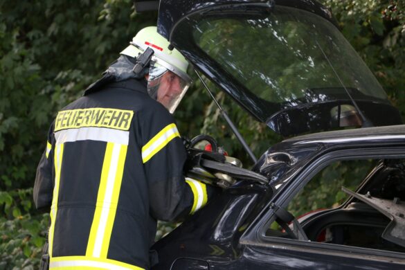 Unfallübung von Feuerwehr, Rettungsdienst und Polizei mit realistischer Darstellung in Wallenhorst-Rulle