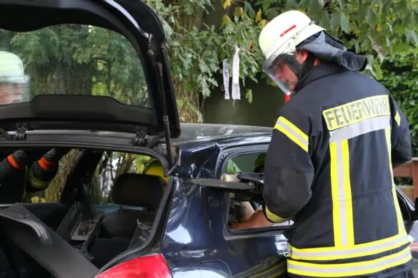 Unfallübung von Feuerwehr, Rettungsdienst und Polizei mit realistischer Darstellung in Wallenhorst-Rulle