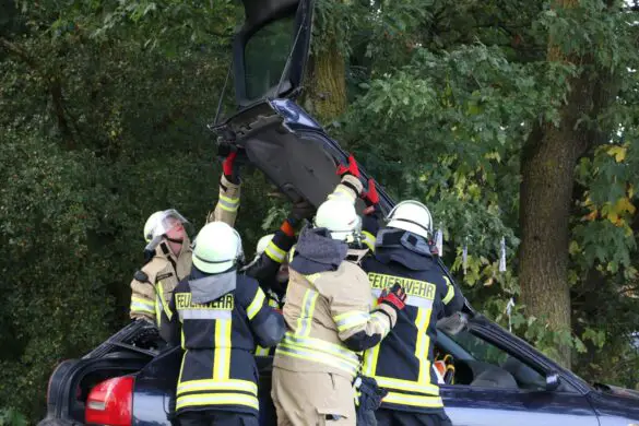 Unfallübung von Feuerwehr, Rettungsdienst und Polizei mit realistischer Darstellung in Wallenhorst-Rulle