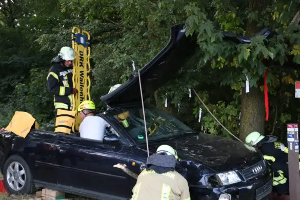 Unfallübung von Feuerwehr, Rettungsdienst und Polizei mit realistischer Darstellung in Wallenhorst-Rulle
