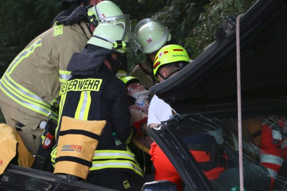 Unfallübung von Feuerwehr, Rettungsdienst und Polizei mit realistischer Darstellung in Wallenhorst-Rulle