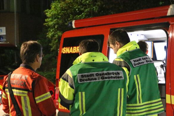 Drohnenteam wird am Einsatzleitwagen eingewiesen