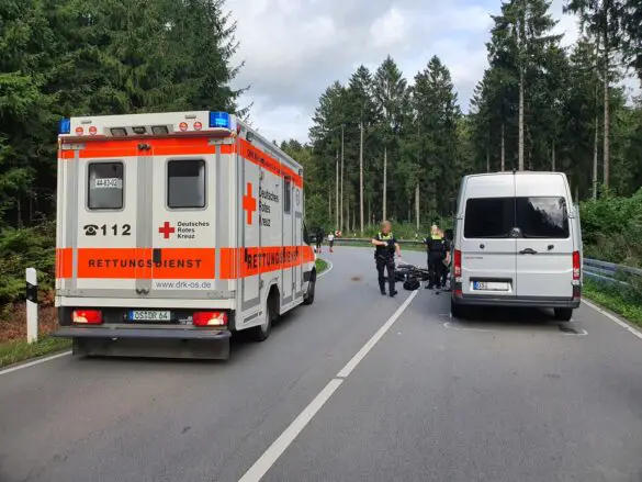 Motorradfahrer in Lebensgefahr nach Kollision mit Transporter in Belm Übersicht der Unfallstelle mit Transporter und Motorrad