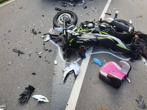 Motorradfahrer in Lebensgefahr nach Kollision mit Transporter in Belm Beschädigtes Motorrad liegt am Unfallort
