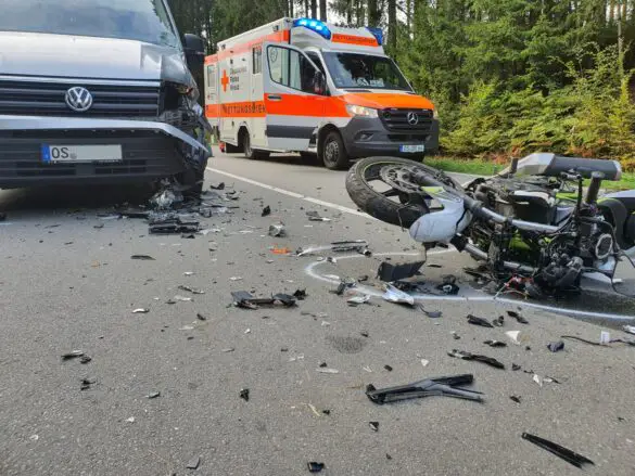 Motorradfahrer in Lebensgefahr nach Kollision mit Transporter in Belm Beschädigtes Motorrad und Transporter nach Kollision