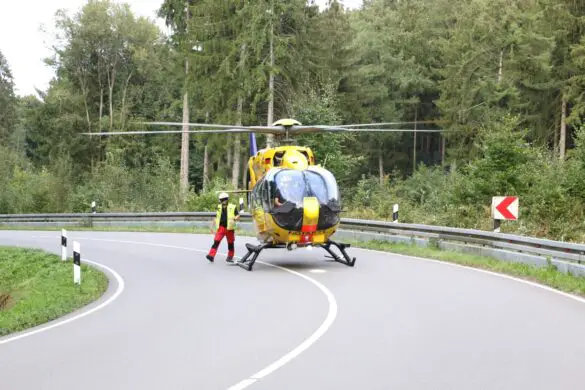 Motorradfahrer in Lebensgefahr nach Kollision mit Transporter in Belm Rettungshubschrauber auf enger Landstraße