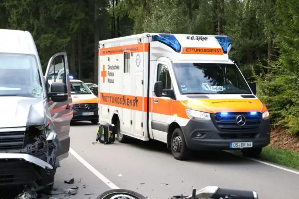 Motorradfahrer in Lebensgefahr nach Kollision mit Transporter in Belm Rettungswagen an Unfallort